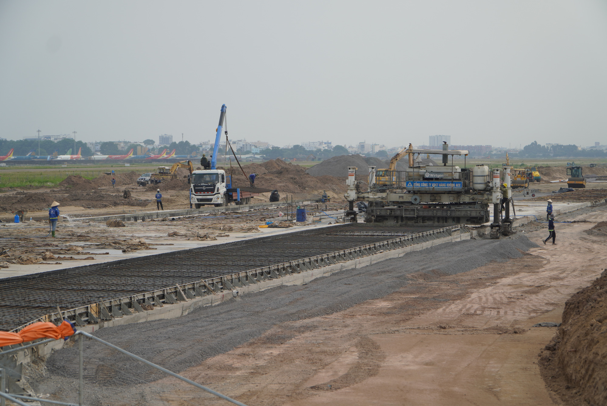 Trước đó vào ngày 05/08, dự án cải tạo đường băng Tân Sơn Nhất đã phải tạm dừng