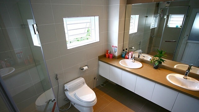 Độ dốc nhà vệ sinh đảm bảo thoát nước tốt. Nhà tắm, vệ sinh thường phải đảm bảo khả năng thoát nước tốt và thông thoáng