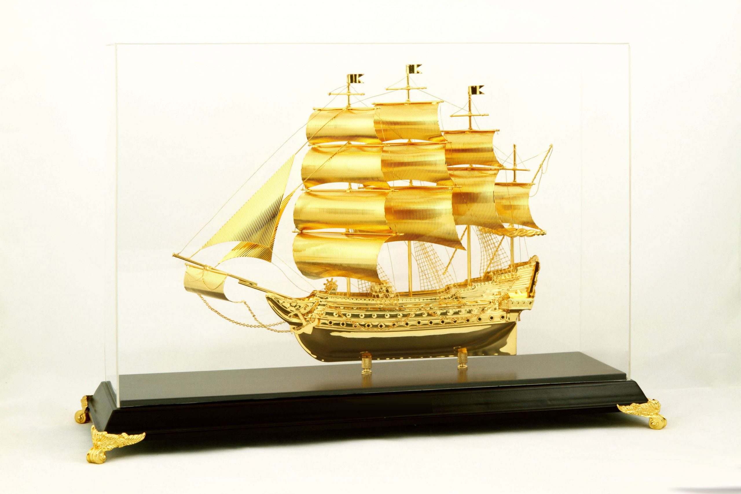 Trang trí thuyền mạ vàng