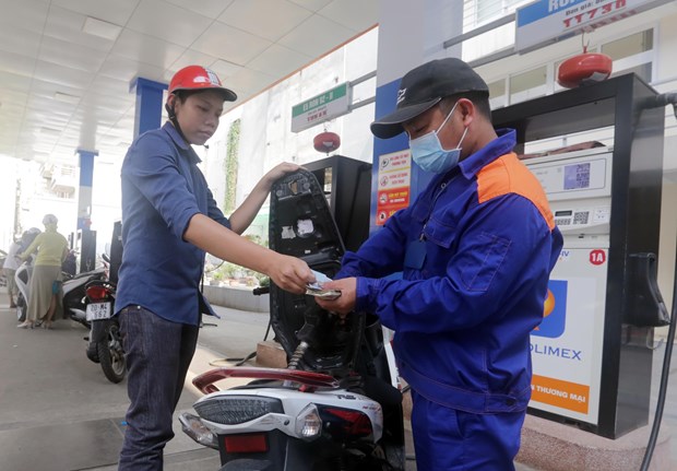 Giá xăng dầu giảm hơn 500 đồng/lít