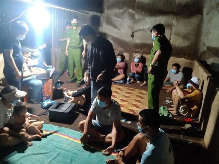 Công an Đắk Lắk bắt giữ nhóm đánh bài giữa mùa dịch