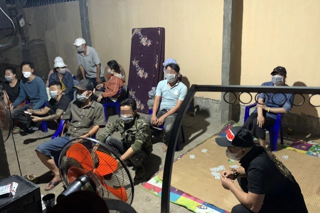 Công an Phú Yên xử phạt nhóm đối tượng tụ tập chơi cờ bạc trong lúc giãn cách